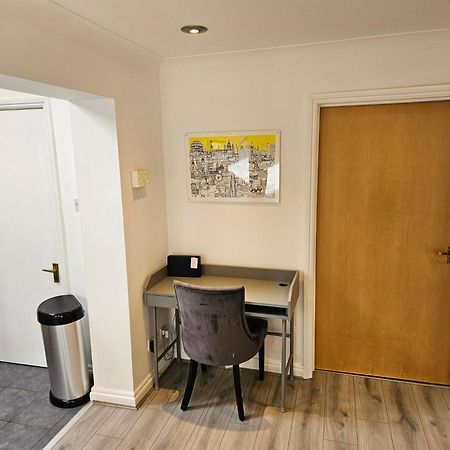 Redcot Gardens Stamford 4 Bed Contractor Familt Home With Parking Exterior photo
