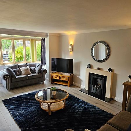 Redcot Gardens Stamford 4 Bed Contractor Familt Home With Parking Exterior photo