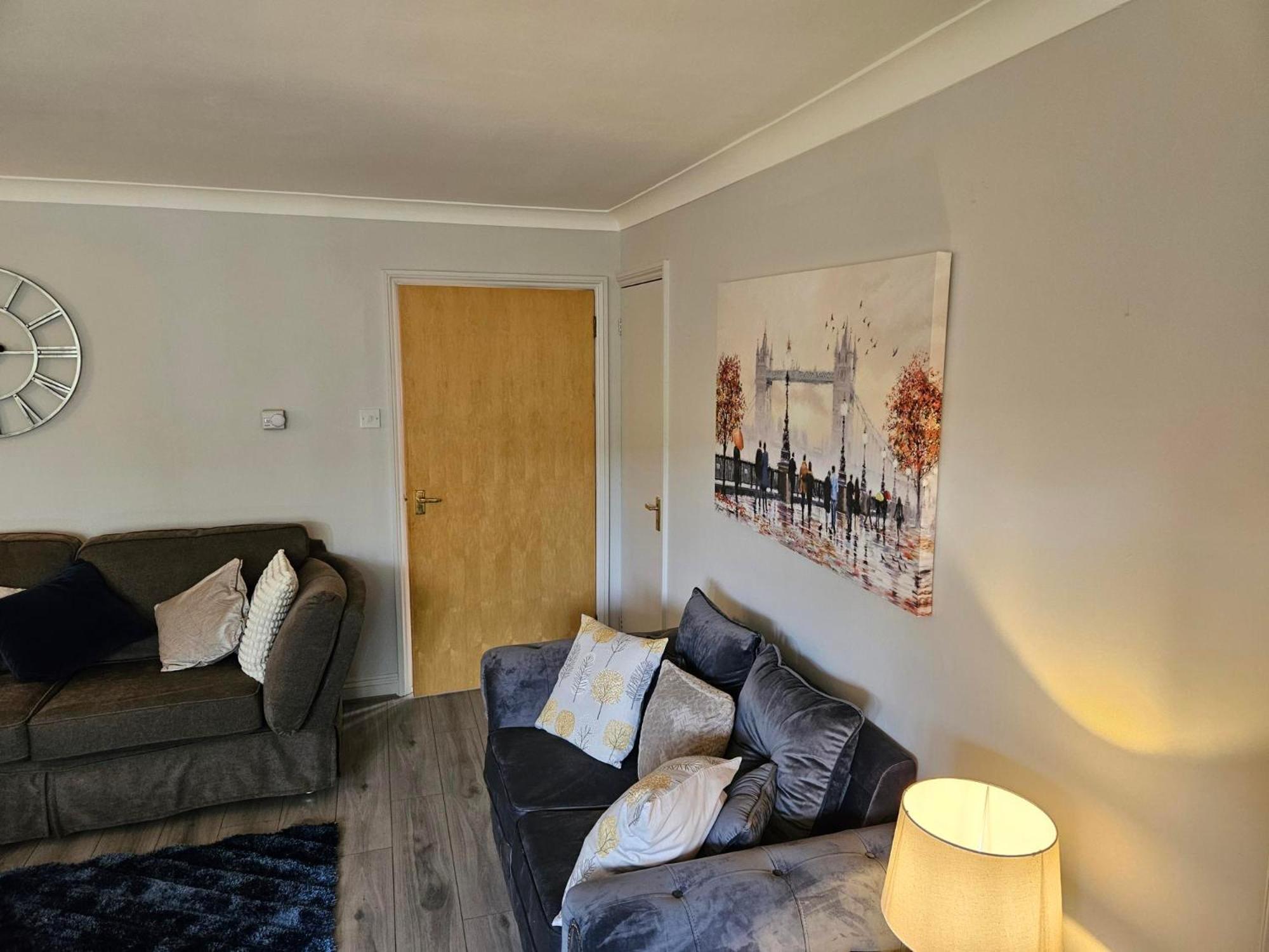 Redcot Gardens Stamford 4 Bed Contractor Familt Home With Parking Exterior photo