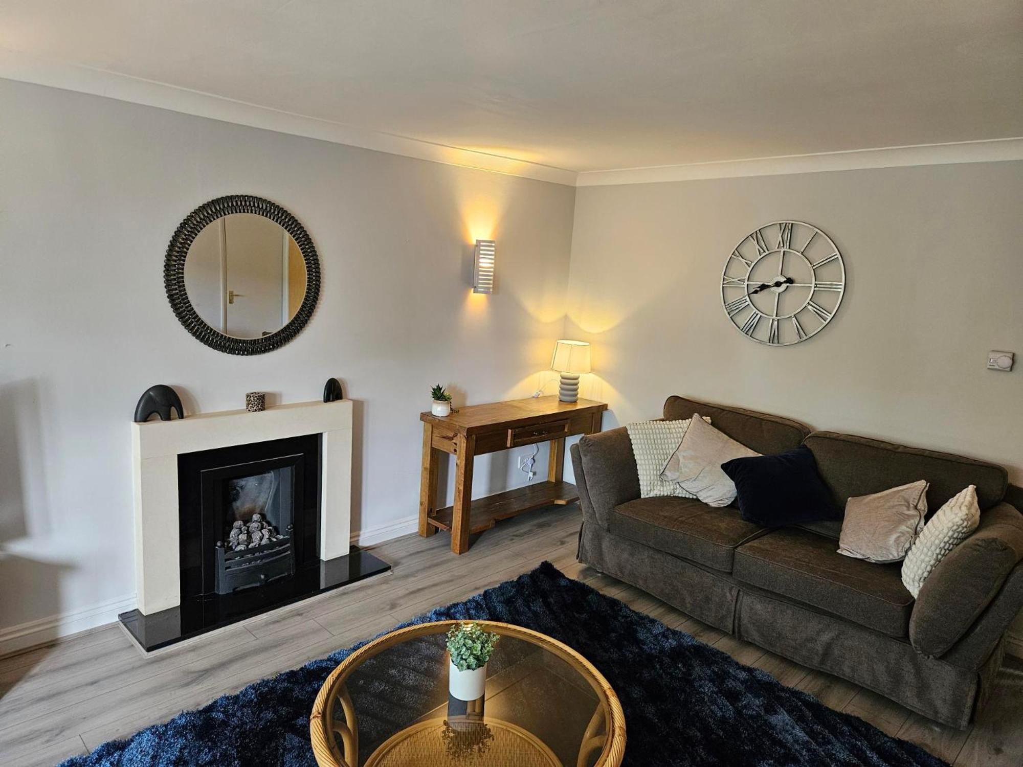 Redcot Gardens Stamford 4 Bed Contractor Familt Home With Parking Exterior photo