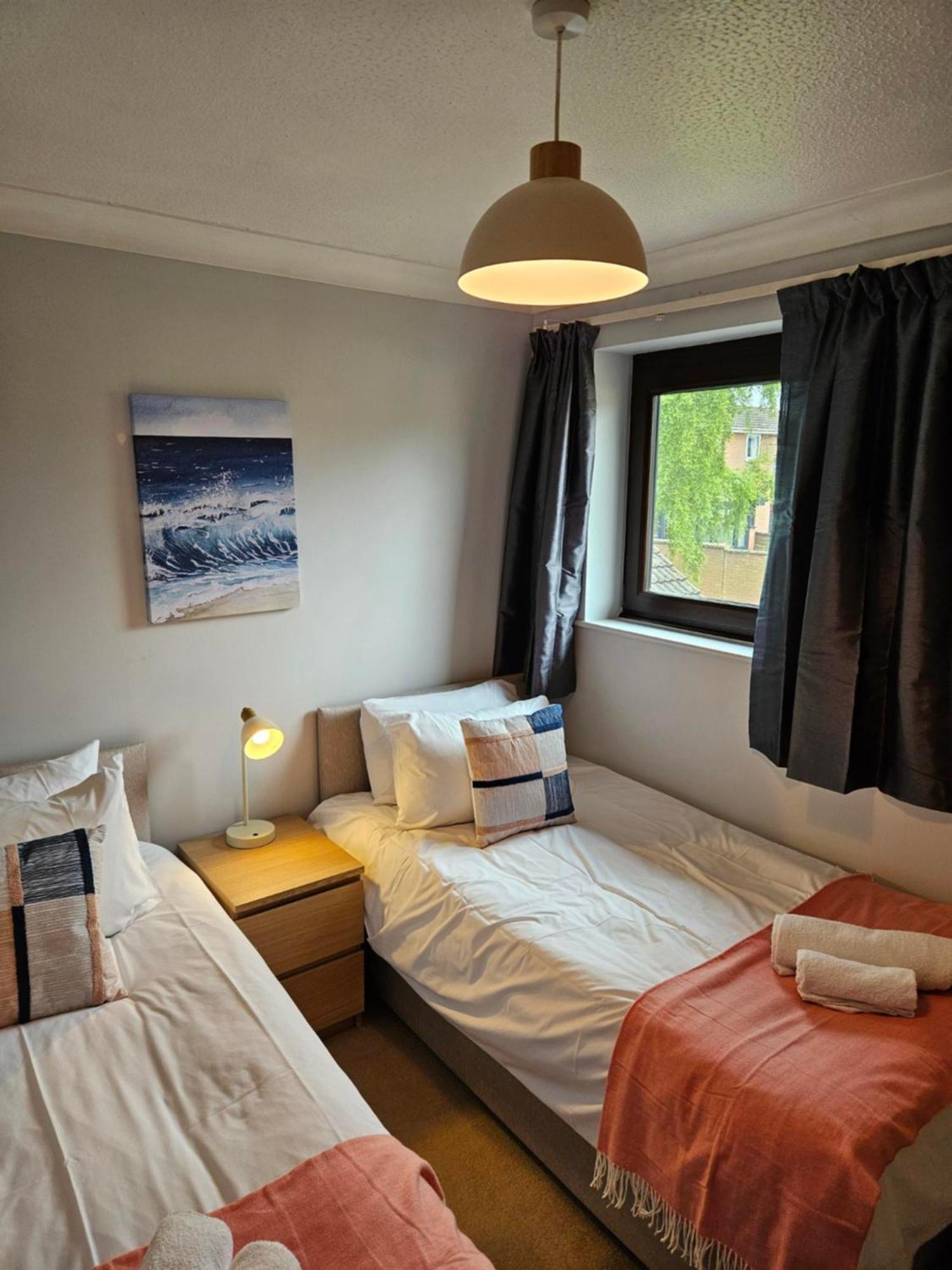 Redcot Gardens Stamford 4 Bed Contractor Familt Home With Parking Exterior photo