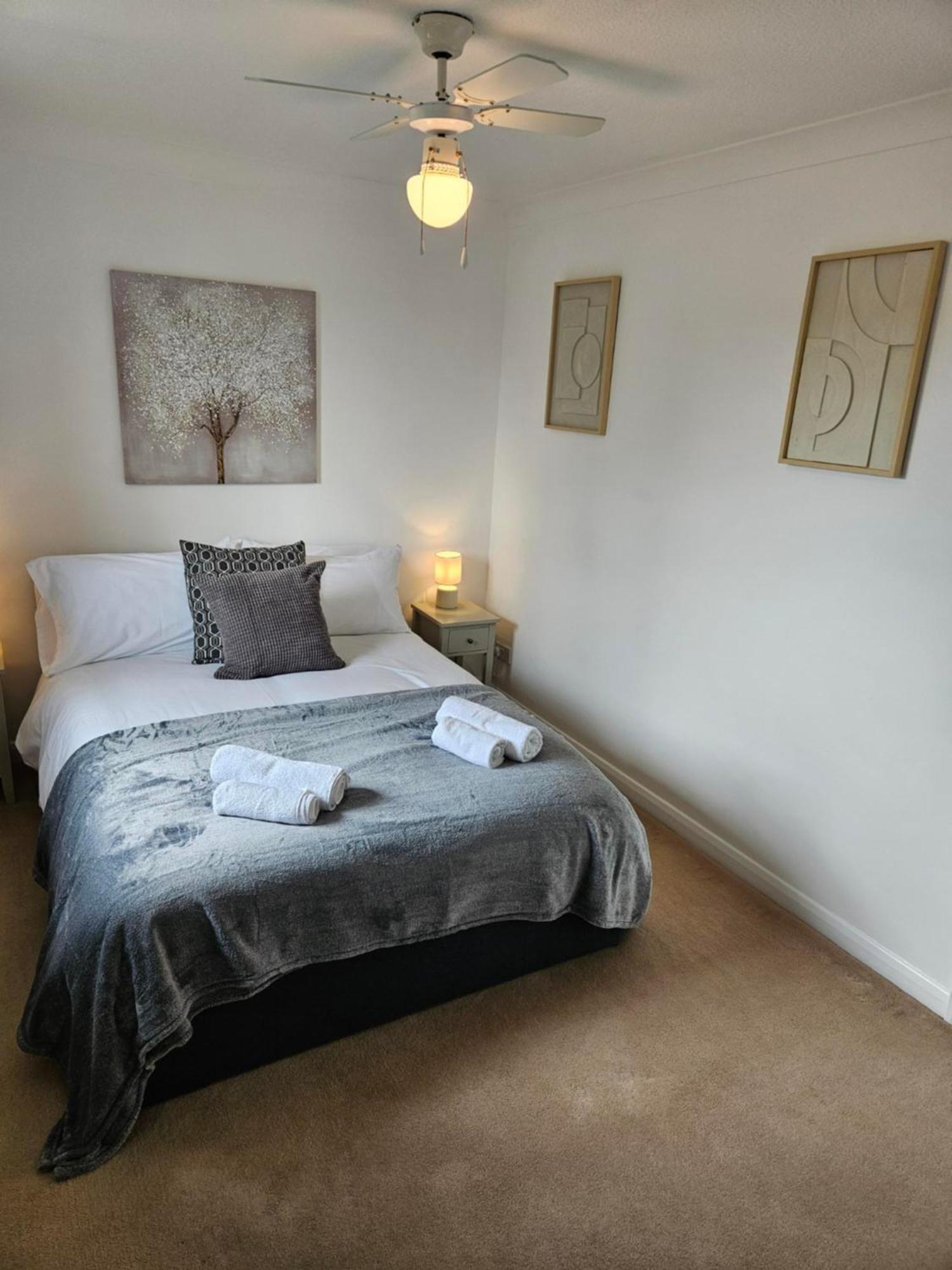 Redcot Gardens Stamford 4 Bed Contractor Familt Home With Parking Exterior photo
