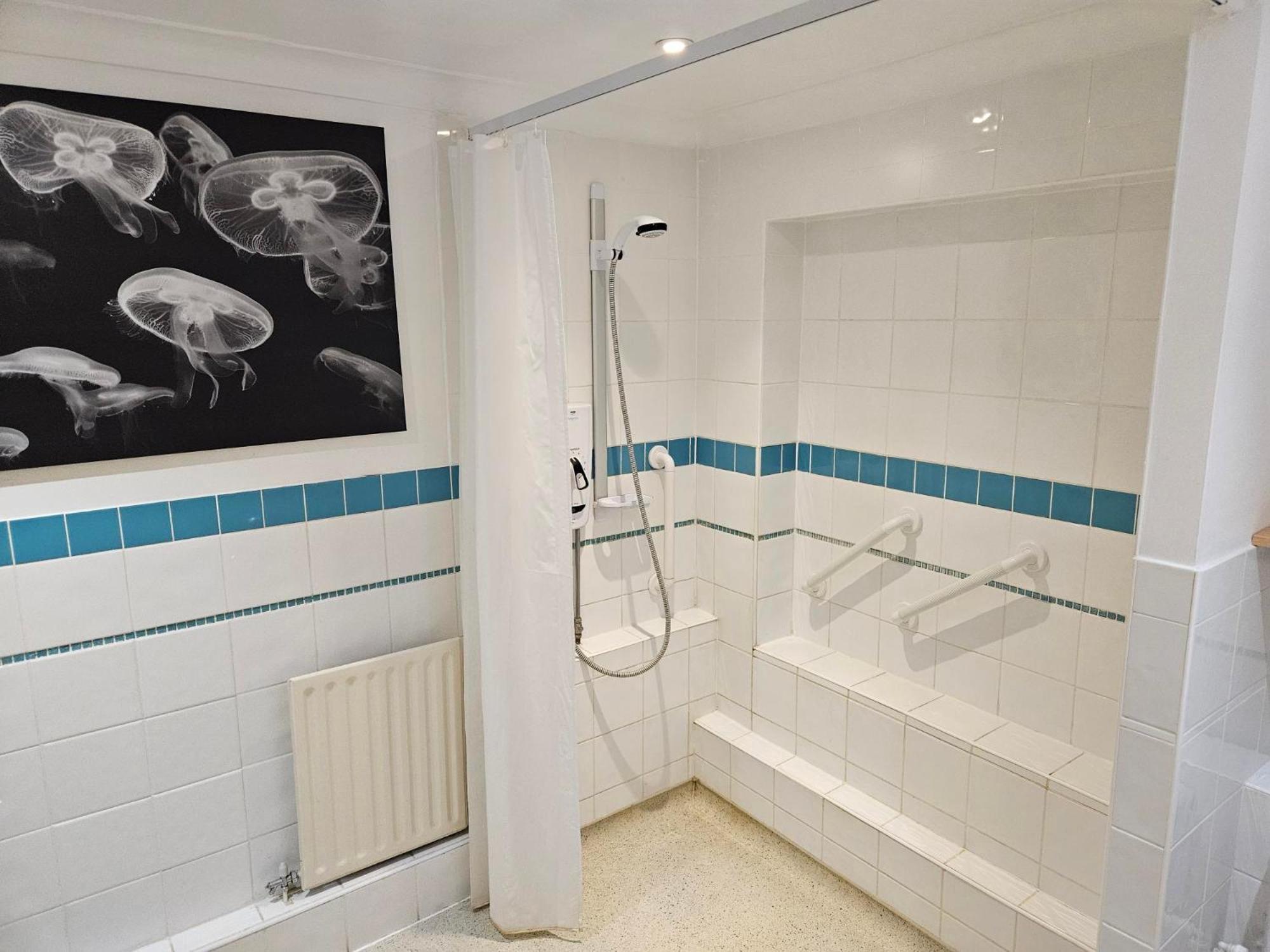 Redcot Gardens Stamford 4 Bed Contractor Familt Home With Parking Exterior photo