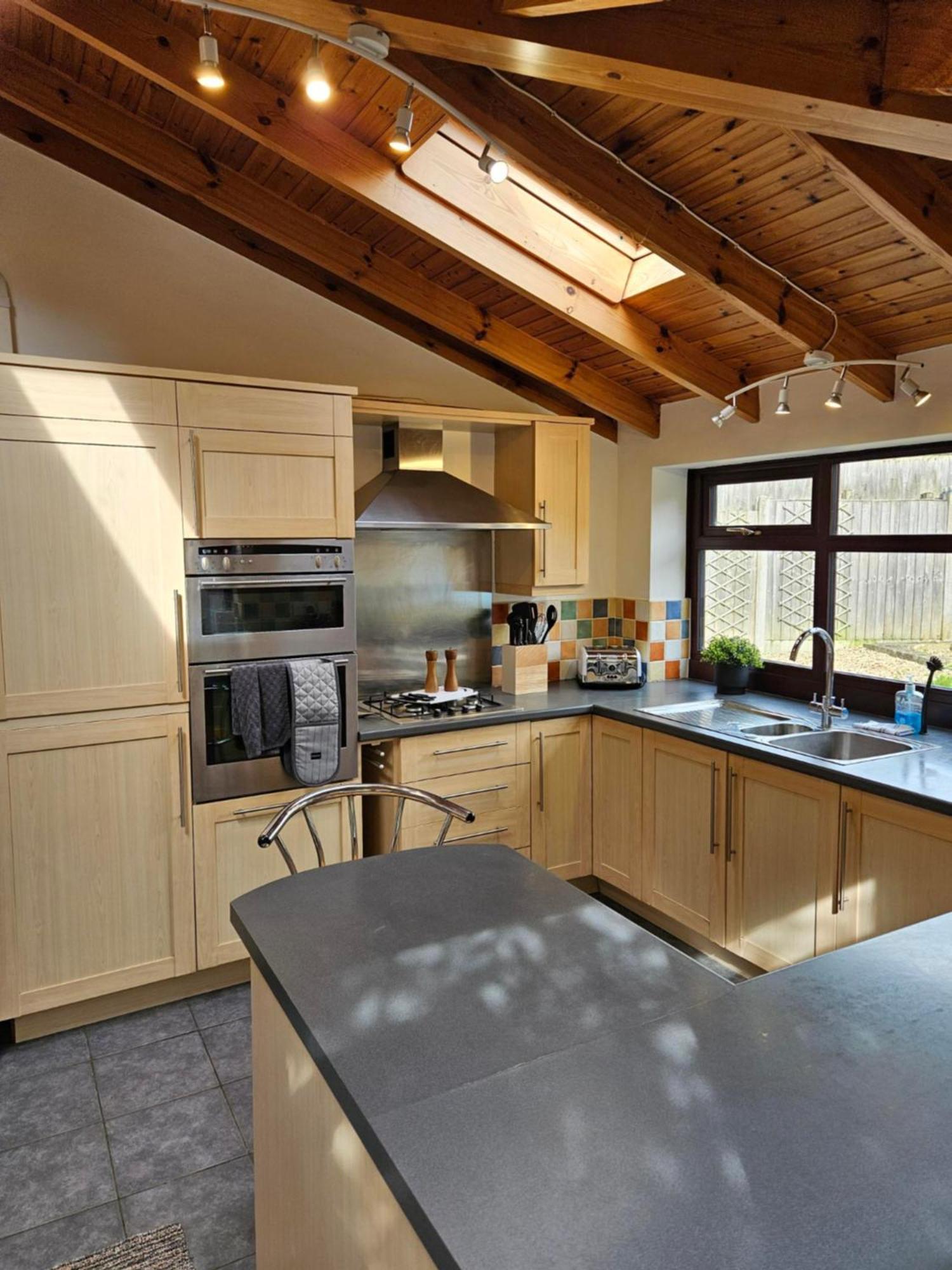 Redcot Gardens Stamford 4 Bed Contractor Familt Home With Parking Exterior photo