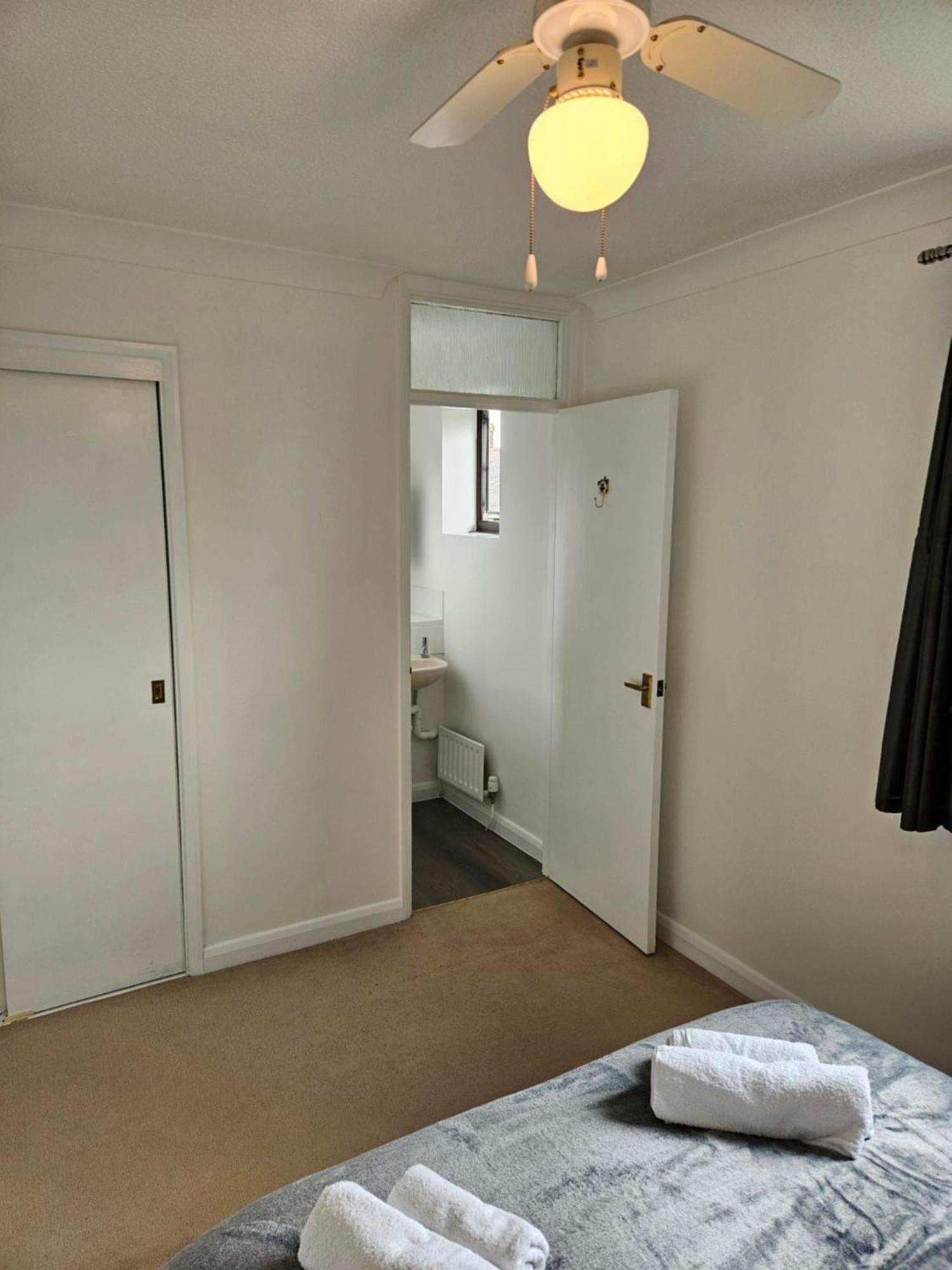 Redcot Gardens Stamford 4 Bed Contractor Familt Home With Parking Exterior photo