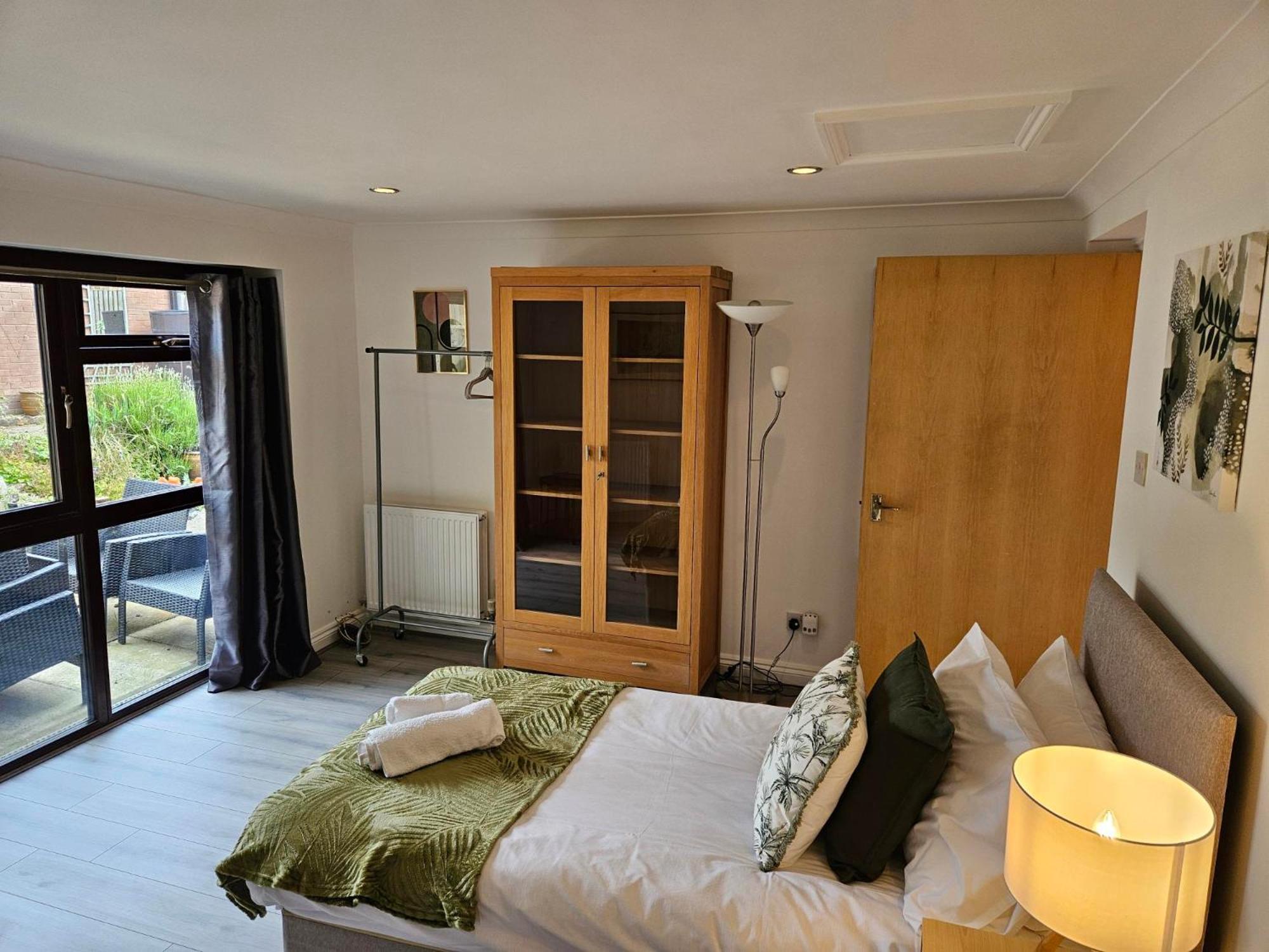 Redcot Gardens Stamford 4 Bed Contractor Familt Home With Parking Exterior photo