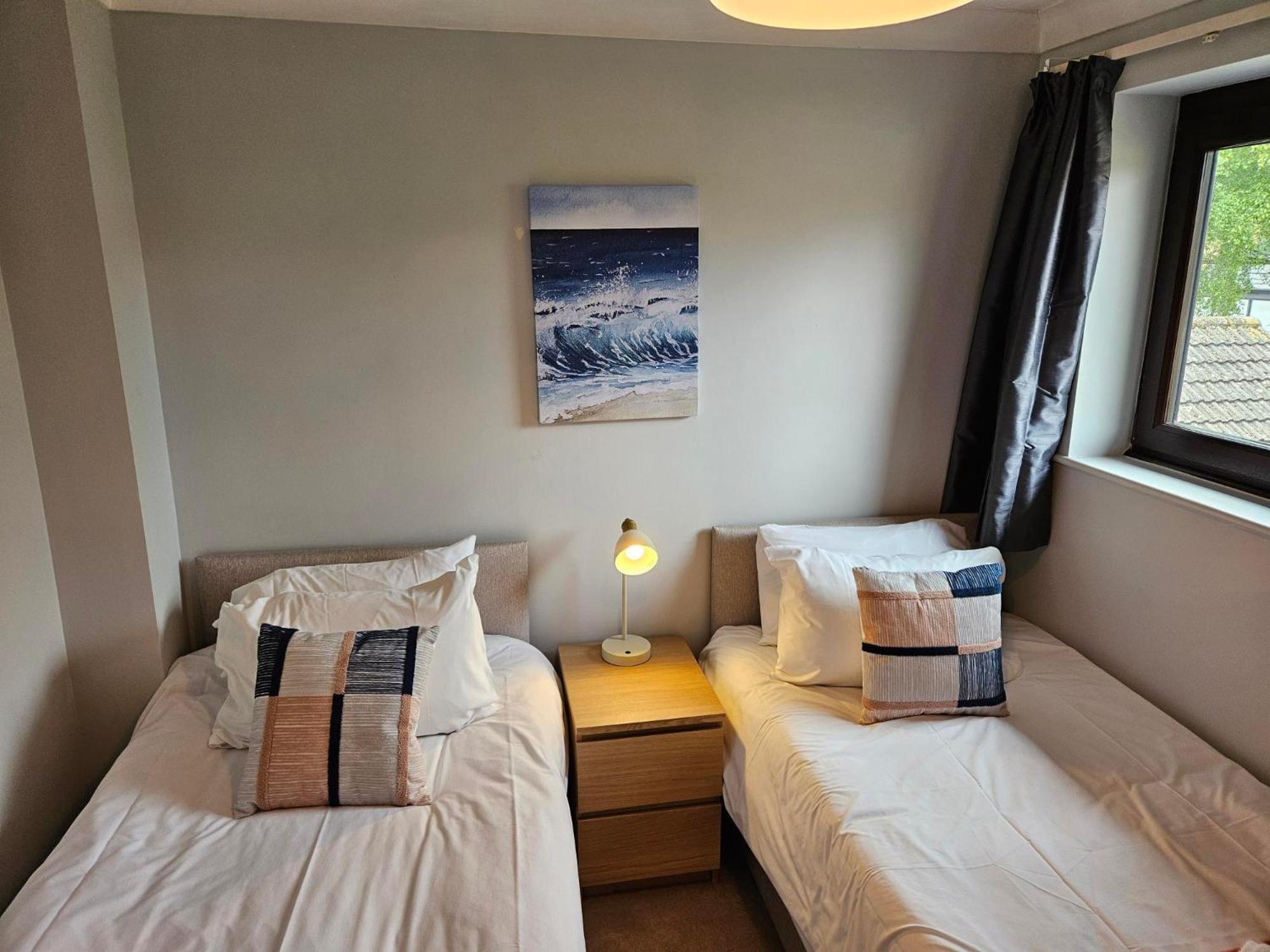 Redcot Gardens Stamford 4 Bed Contractor Familt Home With Parking Exterior photo