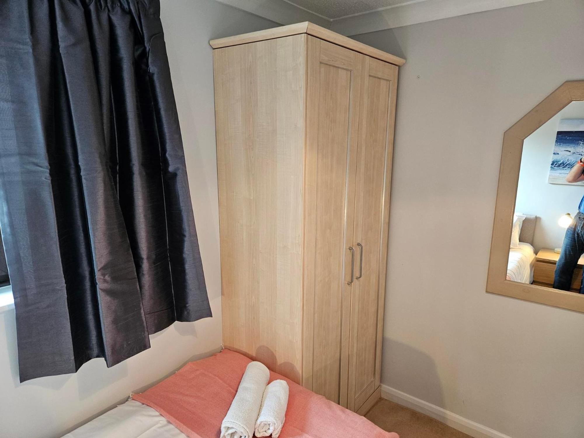 Redcot Gardens Stamford 4 Bed Contractor Familt Home With Parking Exterior photo