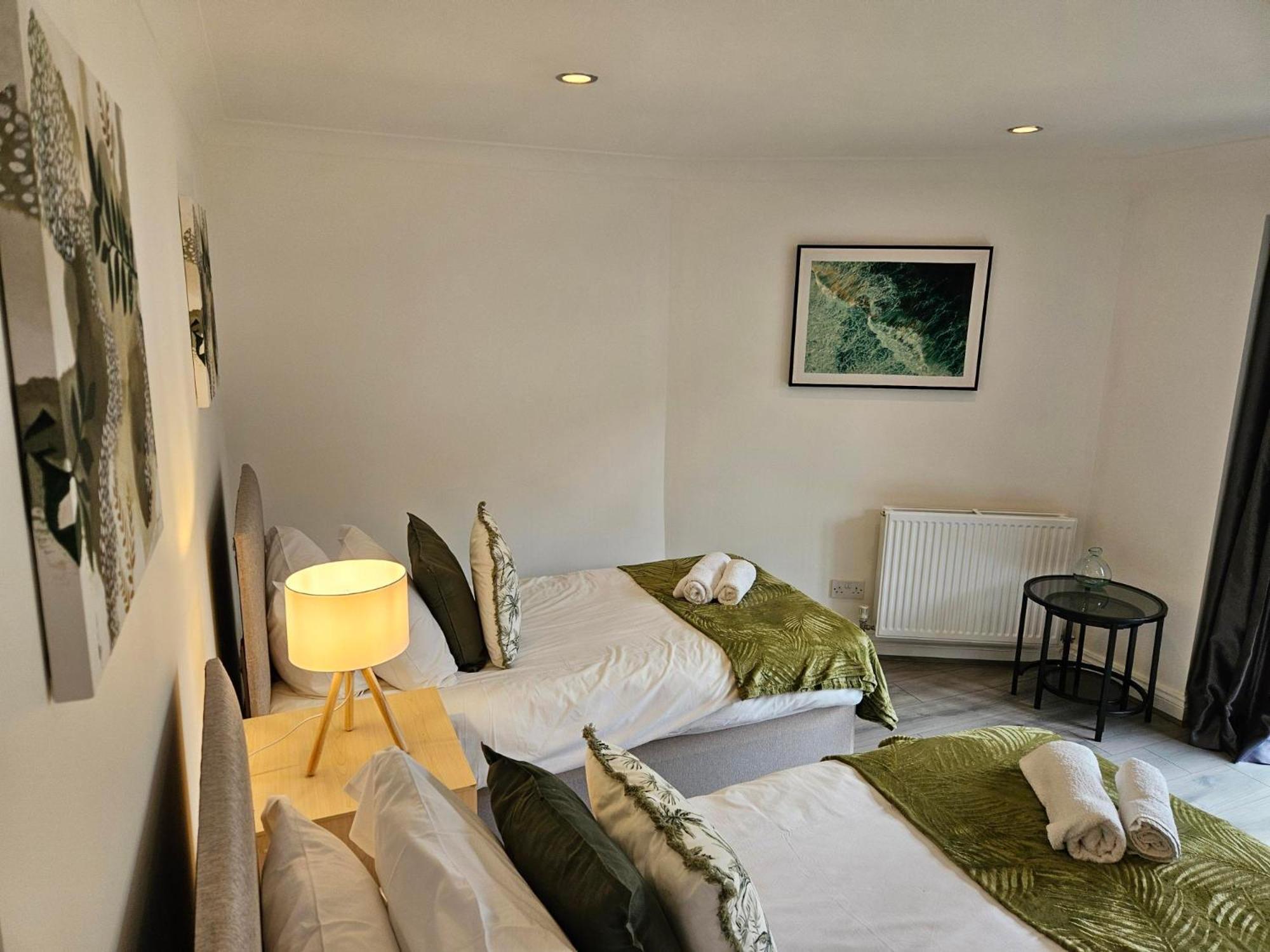 Redcot Gardens Stamford 4 Bed Contractor Familt Home With Parking Exterior photo