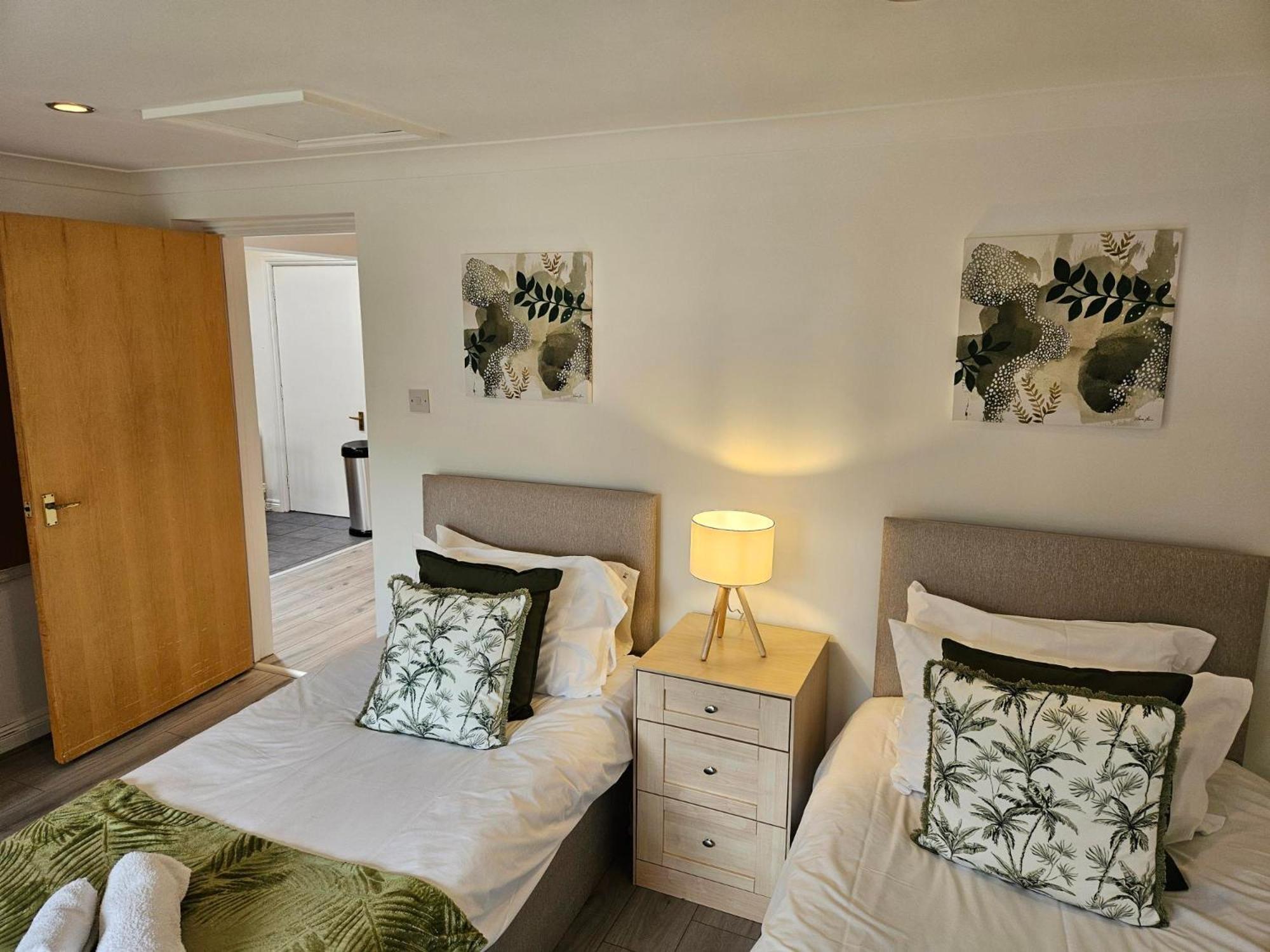 Redcot Gardens Stamford 4 Bed Contractor Familt Home With Parking Exterior photo