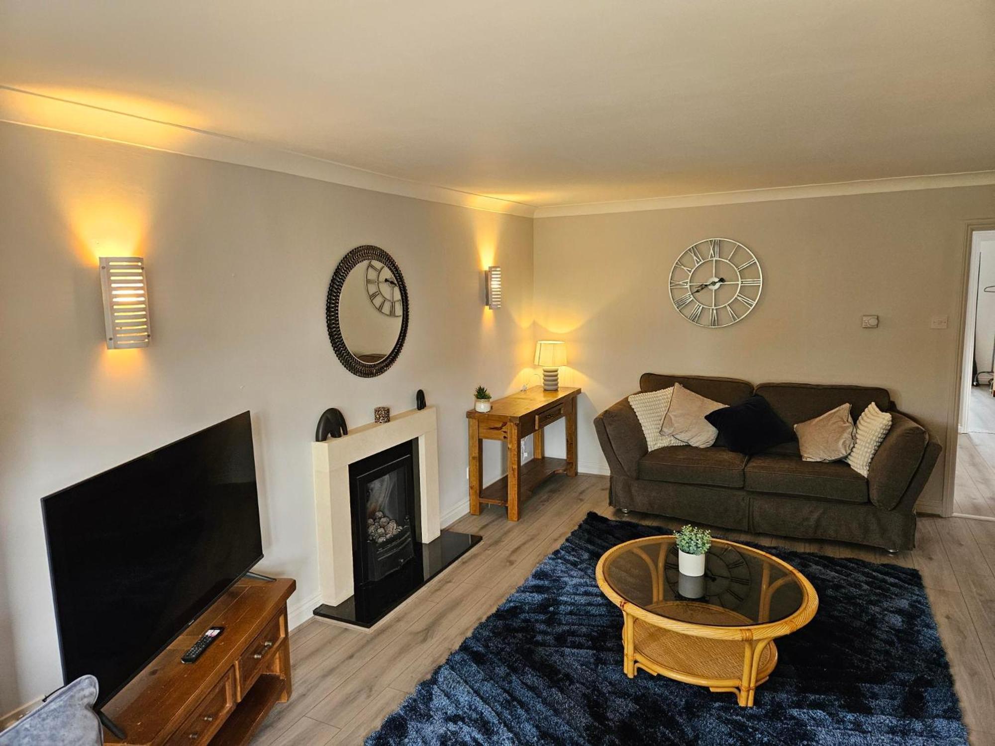 Redcot Gardens Stamford 4 Bed Contractor Familt Home With Parking Exterior photo