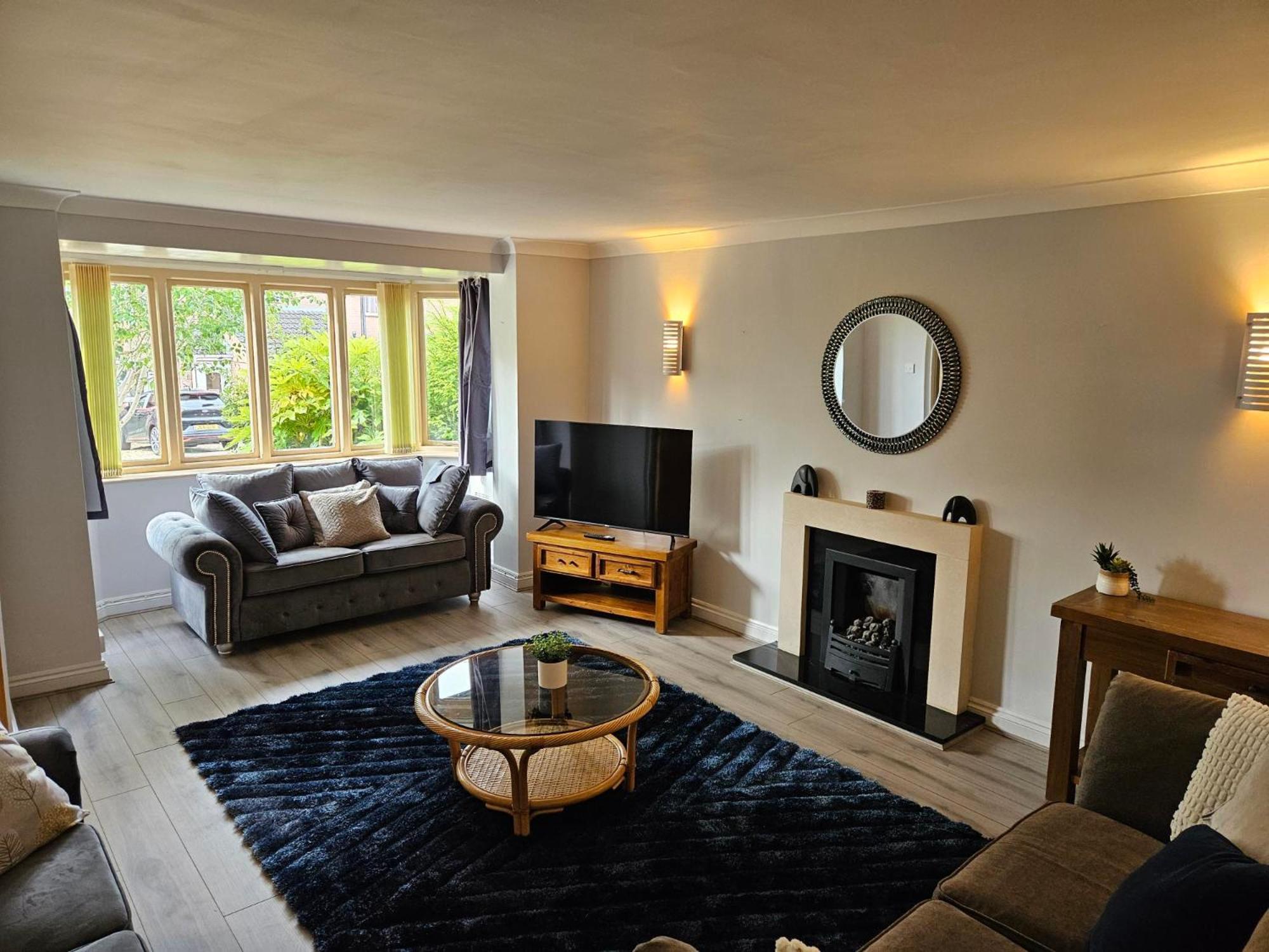 Redcot Gardens Stamford 4 Bed Contractor Familt Home With Parking Exterior photo