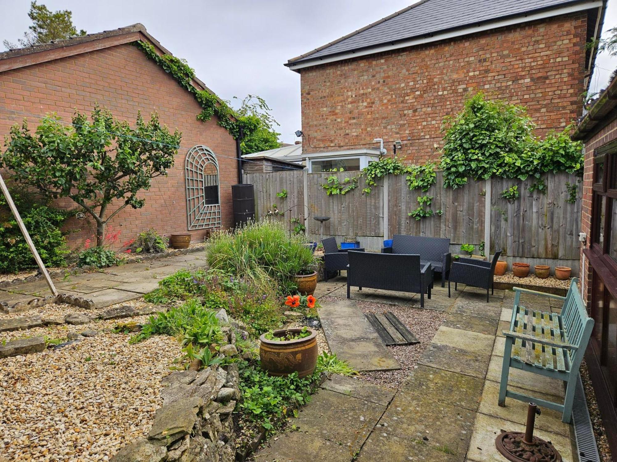 Redcot Gardens Stamford 4 Bed Contractor Familt Home With Parking Exterior photo
